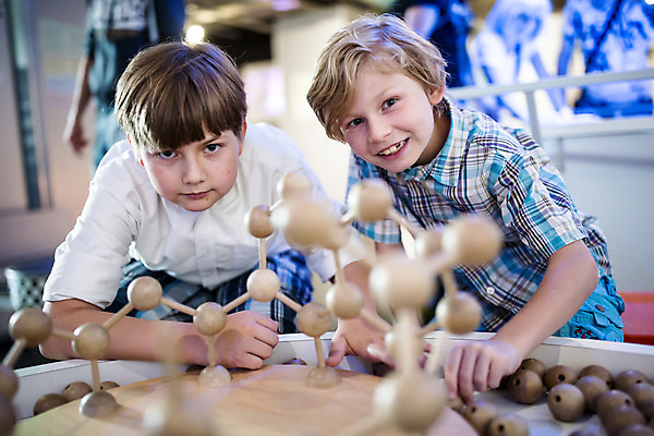 포토 JPG 서양인 외국인 학생 교육 남자 초등학생 어린이 과학 실내 서기 미소 사람 소년 두명 앞모습 10대 친구 모형 잡기 체험학습 체험 박물관 만들기 원자 체코 과학교육 놀기 소년만 국내포토 유럽 뷰포인트 컨셉 관계 모션 청소년 표정 인종 내부 남자만 어린이만 파일형식