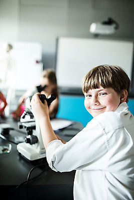 포토 JPG 서양인 외국인 학생 응시 교육 남자 초등학생 어린이 과학 실내 현미경 실험 한명 서기 미소 사람 소년 상반신 옆모습 10대 잡기 체험학습 체험 확대 박물관 체코 과학교육 샬레 소년한명만 국내포토 1 시선 유럽 뷰포인트 컨셉 모션 청소년 표정 실험기구 인종 내부 남자한명만 소년만 파일형식