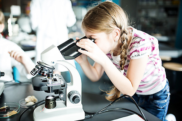포토 JPG 서양인 외국인 학생 응시 여자 교육 초등학생 어린이 과학 수업 실내 실험 한명 사람 앉기 소녀 상반신 옆모습 10대 잡기 체험학습 체험 확대 박물관 체코 과학교육 샬레 소녀한명만 국내포토 1 시선 유럽 뷰포인트 컨셉 모션 청소년 실험기구 인종 내부 여자한명만 소녀만 파일형식