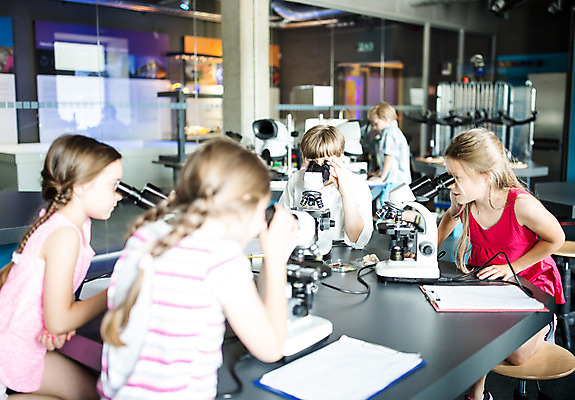 포토 JPG 서양인 외국인 학생 응시 여자 교육 남자 초등학생 어린이 과학 수업 실내 현미경 실험 사람 앉기 소녀 소년 여러명 앞모습 옆모습 뒷모습 10대 친구 잡기 체험학습 체험 박물관 체코 과학교육 샬레 국내포토 시선 유럽 뷰포인트 다수 컨셉 관계 모션 청소년 실험기구 인종 내부 파일형식