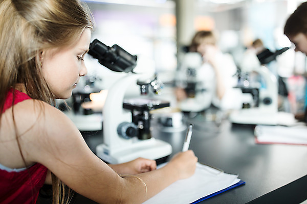 포토 JPG 서양인 외국인 학생 응시 여자 교육 초등학생 어린이 과학 수업 실내 현미경 실험 한명 사람 앉기 소녀 옆모습 10대 기록 체험학습 체험 확대 박물관 체코 과학교육 샬레 소녀한명만 국내포토 1 시선 유럽 뷰포인트 컨셉 모션 청소년 실험기구 인종 내부 여자한명만 소녀만 파일형식