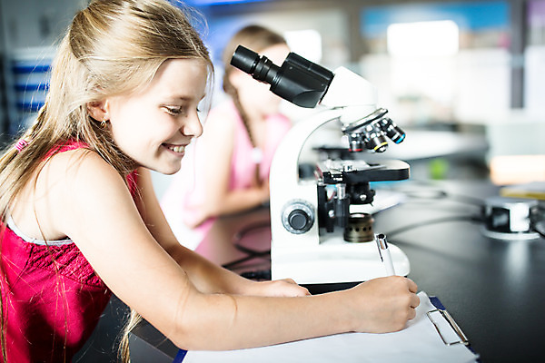 포토 JPG 서양인 외국인 학생 응시 여자 교육 초등학생 어린이 과학 수업 실내 현미경 실험 한명 미소 사람 앉기 소녀 상반신 옆모습 10대 기록 체험학습 체험 확대 박물관 체코 과학교육 샬레 소녀한명만 국내포토 1 시선 유럽 뷰포인트 컨셉 모션 청소년 표정 실험기구 인종 내부 여자한명만 소녀만 파일형식