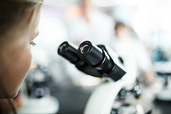 포토 JPG 서양인 외국인 학생 응시 여자 교육 초등학생 어린이 과학 수업 실내 현미경 실험 한명 사람 소녀 근접촬영 옆모습 10대 체험학습 체험 박물관 체코 과학교육 소녀한명만 국내포토 1 시선 유럽 뷰포인트 컨셉 청소년 실험기구 인종 내부 여자한명만 소녀만 파일형식