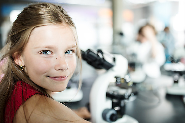 포토 JPG 서양인 외국인 학생 여자 교육 초등학생 어린이 과학 수업 실내 현미경 실험 한명 미소 사람 앉기 소녀 상반신 옆모습 10대 체험학습 체험 박물관 체코 과학교육 소녀한명만 국내포토 1 유럽 뷰포인트 컨셉 모션 청소년 표정 실험기구 인종 내부 여자한명만 소녀만 파일형식