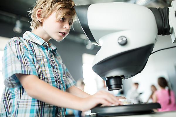 포토 JPG 서양인 외국인 학생 응시 교육 남자 초등학생 어린이 과학 실내 현미경 실험 한명 서기 사람 소년 상반신 옆모습 10대 친구 잡기 체험학습 체험 확대 박물관 체코 과학교육 샬레 소년한명만 국내포토 1 시선 유럽 뷰포인트 컨셉 관계 모션 청소년 실험기구 인종 내부 남자한명만 소년만 파일형식