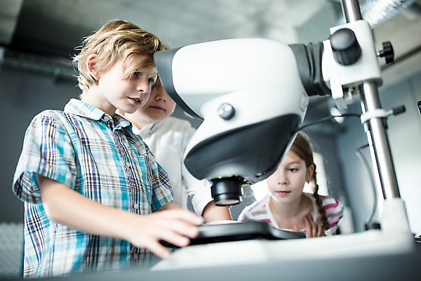 포토 JPG 서양인 외국인 학생 응시 여자 교육 남자 초등학생 어린이 과학 수업 실내 현미경 실험 서기 사람 소녀 소년 앞모습 옆모습 10대 세명 친구 잡기 체험학습 체험 박물관 체코 과학교육 샬레 어린이만 국내포토 시선 유럽 뷰포인트 컨셉 관계 모션 청소년 실험기구 인종 내부 파일형식