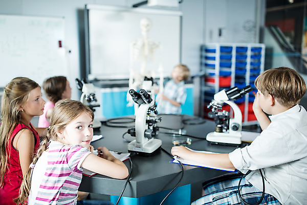 포토 JPG 서양인 외국인 학생 응시 여자 교육 남자 초등학생 어린이 과학 수업 뼈 실내 현미경 설명 서기 미소 사람 앉기 소녀 소년 여러명 상반신 옆모습 10대 친구 손들기 잡기 체험학습 체험 뒤돌아보기 집중 박물관 체코 과학교육 해골모형 어린이만 국내포토 시선 유럽 뷰포인트 다수 컨셉 관계 모션 청소년 표정 실험기구 인종 내부 모형 파일형식