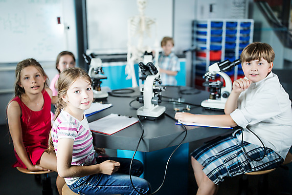 포토 JPG 서양인 외국인 학생 응시 여자 교육 남자 초등학생 어린이 과학 수업 뼈 실내 현미경 설명 서기 미소 사람 앉기 여러명 상반신 앞모습 옆모습 10대 친구 손들기 잡기 체험학습 체험 뒤돌아보기 집중 박물관 체코 과학교육 해골모형 어린이만 국내포토 시선 유럽 뷰포인트 다수 컨셉 관계 모션 청소년 표정 실험기구 인종 내부 모형 파일형식