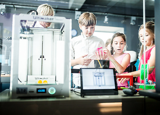 포토 JPG 서양인 외국인 학생 응시 여자 교육 남자 초등학생 어린이 중년 50대 과학 수업 실내 실험 설명 서기 사람 소녀 소년 여러명 상반신 앞모습 옆모습 10대 친구 놀람 잡기 체험학습 체험 집중 호기심 박물관 체코 과학교육 과학선생님 국내포토 시선 감정 유럽 뷰포인트 다수 컨셉 관계 모션 청소년 표정 인종 성인 내부 교사 파일형식