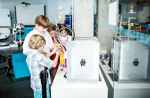 포토 JPG 서양인 외국인 학생 교육 초등학생 어린이 과학 수업 실내 실험 서기 사람 소녀 소년 여러명 상반신 옆모습 10대 친구 체험학습 체험 집중 박물관 체코 과학교육 어린이만 국내포토 여자 남자 유럽 뷰포인트 다수 컨셉 관계 모션 청소년 인종 내부 파일형식