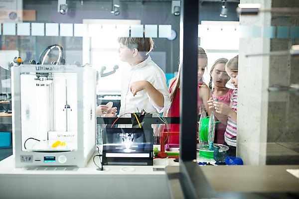 포토 JPG 서양인 외국인 학생 응시 여자 교육 남자 초등학생 어린이 과학 수업 실내 실험 설명 서기 사람 소녀 소년 여러명 상반신 앞모습 옆모습 10대 친구 잡기 체험학습 체험 집중 박물관 체코 과학교육 어린이만 국내포토 시선 유럽 뷰포인트 다수 컨셉 관계 모션 청소년 인종 내부 파일형식