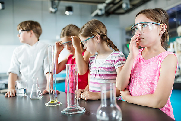 포토 JPG 서양인 외국인 학생 여자 교육 남자 초등학생 어린이 과학 실내 실험기구 실험 설명 서기 사람 소녀 소년 여러명 상반신 옆모습 10대 친구 잡기 체험학습 체험 집중 박물관 비커 용액 체코 과학교육 보안경 어린이만 국내포토 유럽 뷰포인트 다수 컨셉 관계 모션 청소년 인종 내부 안전장비 파일형식