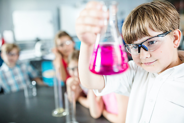 포토 JPG 서양인 외국인 학생 응시 여자 교육 남자 초등학생 어린이 과학 수업 실내 실험기구 실험 설명 서기 들기 사람 앉기 소녀 소년 여러명 상반신 앞모습 옆모습 10대 친구 체험학습 체험 집중 박물관 비커 용액 체코 과학교육 보안경 어린이만 국내포토 시선 유럽 뷰포인트 다수 컨셉 관계 모션 청소년 인종 내부 안전장비 파일형식