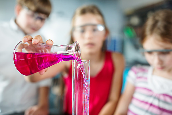 포토 JPG 서양인 외국인 학생 응시 여자 교육 남자 초등학생 어린이 과학 수업 실내 실험기구 실험 설명 서기 들기 사람 소녀 소년 여러명 상반신 앞모습 10대 친구 잡기 체험학습 체험 집중 박물관 비커 용액 체코 과학교육 어린이만 국내포토 시선 유럽 뷰포인트 다수 컨셉 관계 모션 청소년 인종 내부 파일형식