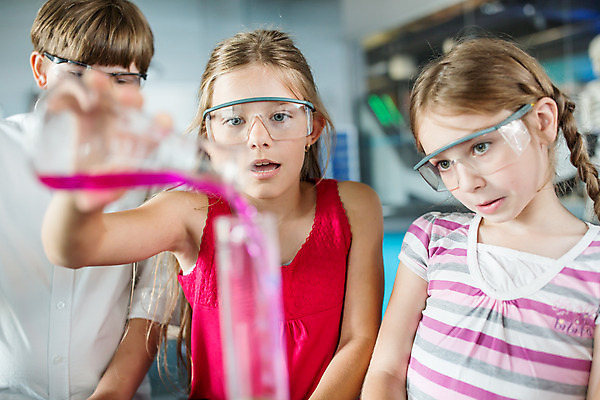 포토 JPG 서양인 외국인 학생 응시 여자 교육 남자 초등학생 어린이 과학 수업 실내 실험기구 실험 서기 들기 사람 소녀 소년 상반신 앞모습 10대 세명 친구 잡기 체험학습 체험 집중 박물관 비커 용액 체코 과학교육 보안경 어린이만 국내포토 시선 유럽 뷰포인트 컨셉 관계 모션 청소년 인종 내부 안전장비 파일형식