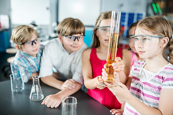 포토 JPG 서양인 외국인 학생 응시 여자 교육 남자 초등학생 어린이 과학 수업 실내 실험기구 실험 설명 서기 들기 사람 앉기 소녀 소년 여러명 상반신 앞모습 옆모습 10대 친구 잡기 체험학습 체험 집중 박물관 비커 용액 체코 과학교육 보안경 어린이만 국내포토 시선 유럽 뷰포인트 다수 컨셉 관계 모션 청소년 인종 내부 안전장비 파일형식