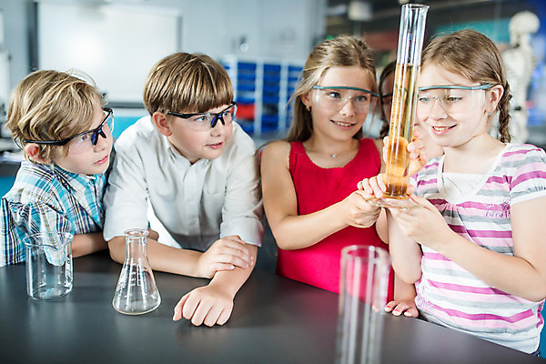 포토 JPG 서양인 외국인 학생 응시 여자 교육 남자 초등학생 어린이 과학 수업 실내 실험기구 실험 설명 서기 미소 들기 사람 앉기 소녀 소년 여러명 상반신 앞모습 10대 친구 잡기 체험학습 체험 집중 박물관 비커 용액 체코 과학교육 어린이만 국내포토 시선 유럽 뷰포인트 다수 컨셉 관계 모션 청소년 표정 인종 내부 파일형식