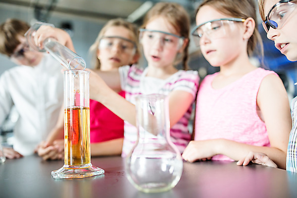 포토 JPG 서양인 외국인 학생 여자 교육 남자 초등학생 어린이 과학 수업 실내 실험기구 실험 설명 서기 들기 사람 소녀 소년 여러명 상반신 앞모습 10대 친구 잡기 체험학습 체험 집중 박물관 비커 용액 체코 과학교육 보안경 어린이만 국내포토 유럽 뷰포인트 다수 컨셉 관계 모션 청소년 인종 내부 안전장비 파일형식