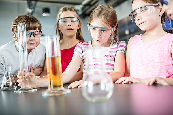 포토 JPG 서양인 외국인 학생 여자 교육 남자 초등학생 어린이 과학 수업 실내 실험기구 실험 설명 서기 들기 사람 소녀 소년 여러명 상반신 앞모습 10대 친구 잡기 체험학습 체험 집중 박물관 비커 용액 체코 과학교육 보안경 어린이만 국내포토 유럽 뷰포인트 다수 컨셉 관계 모션 청소년 인종 내부 안전장비 파일형식