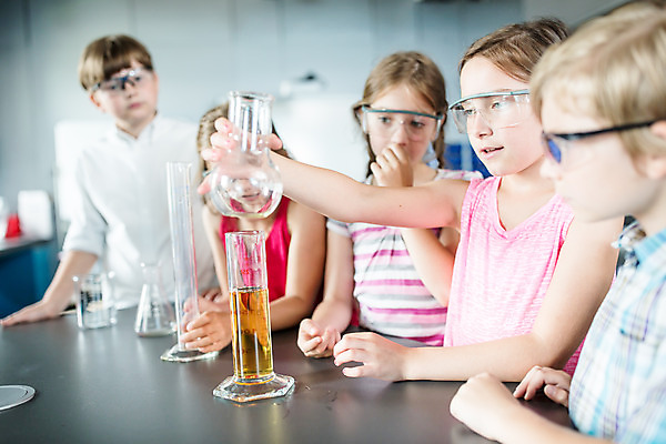 포토 JPG 서양인 외국인 학생 응시 여자 교육 남자 초등학생 어린이 과학 수업 실내 실험기구 실험 설명 서기 들기 사람 소녀 소년 여러명 상반신 앞모습 옆모습 10대 친구 잡기 체험학습 체험 집중 박물관 비커 용액 체코 과학교육 보안경 어린이만 국내포토 시선 유럽 뷰포인트 다수 컨셉 관계 모션 청소년 인종 내부 안전장비 파일형식