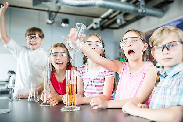 포토 JPG 서양인 외국인 학생 응시 여자 교육 남자 초등학생 어린이 과학 수업 실내 실험기구 실험 설명 들기 사람 소녀 소년 여러명 앞모습 10대 친구 손들기 잡기 체험학습 체험 집중 박물관 비커 용액 체코 과학교육 보안경 어린이만 국내포토 시선 유럽 뷰포인트 다수 컨셉 관계 모션 청소년 인종 내부 안전장비 파일형식