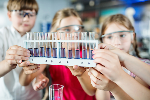 포토 JPG 서양인 외국인 학생 응시 여자 교육 남자 초등학생 어린이 과학 수업 실내 실험기구 설명 서기 들기 사람 소녀 소년 여러명 상반신 앞모습 10대 친구 잡기 체험학습 체험 집중 박물관 비커 용액 체코 과학교육 보안경 어린이만 국내포토 시선 유럽 뷰포인트 다수 컨셉 관계 모션 청소년 인종 내부 안전장비 파일형식