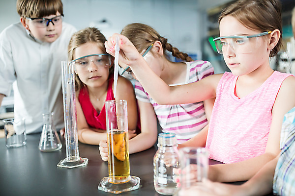 포토 JPG 서양인 외국인 학생 응시 여자 교육 남자 초등학생 어린이 과학 수업 실내 실험기구 실험 설명 서기 들기 사람 소녀 소년 여러명 상반신 앞모습 10대 친구 잡기 체험학습 체험 스포이트 집중 박물관 비커 용액 체코 과학교육 보안경 어린이만 국내포토 시선 유럽 뷰포인트 다수 컨셉 관계 모션 청소년 인종 내부 안전장비 피펫 파일형식