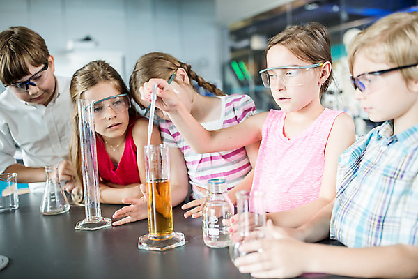 포토 JPG 서양인 외국인 학생 응시 여자 교육 남자 초등학생 어린이 과학 수업 실내 실험기구 실험 설명 서기 들기 사람 소녀 소년 여러명 상반신 앞모습 옆모습 10대 친구 잡기 체험학습 체험 스포이트 집중 박물관 비커 용액 체코 과학교육 보안경 어린이만 국내포토 시선 유럽 뷰포인트 다수 컨셉 관계 모션 청소년 인종 내부 안전장비 피펫 파일형식