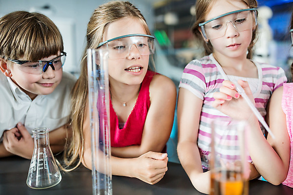 포토 JPG 서양인 외국인 학생 응시 여자 교육 남자 초등학생 어린이 과학 수업 실내 실험기구 실험 설명 서기 들기 사람 소녀 소년 여러명 상반신 앞모습 10대 친구 체험학습 체험 스포이트 집중 박물관 비커 용액 체코 과학교육 보안경 어린이만 국내포토 시선 유럽 뷰포인트 다수 컨셉 관계 모션 청소년 인종 내부 안전장비 피펫 파일형식