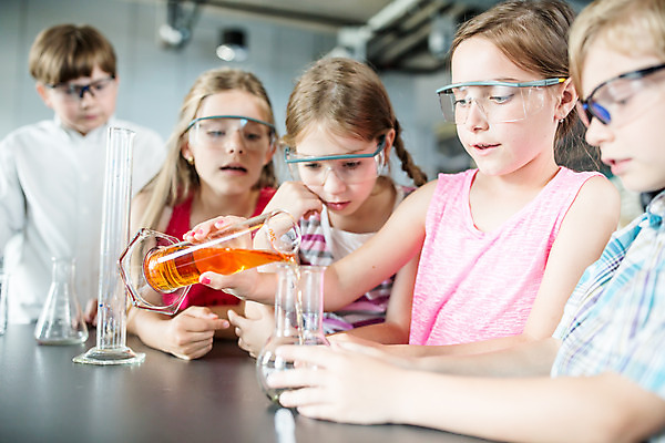 포토 JPG 서양인 외국인 학생 여자 교육 남자 초등학생 어린이 과학 수업 실내 실험기구 실험 설명 들기 사람 소녀 소년 여러명 상반신 앞모습 10대 친구 잡기 체험학습 체험 스포이트 집중 박물관 비커 용액 체코 과학교육 보안경 어린이만 국내포토 유럽 뷰포인트 다수 컨셉 관계 모션 청소년 인종 내부 안전장비 피펫 파일형식