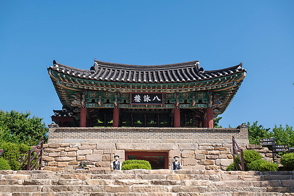 포토 JPG 주간 한국전통 여행 유적지 하늘 기와 풍경 사람없음 야외 여름 관광지 세계문화유산 문화재 역사 한국사 정자 제천 청풍문화재단지 제천10경 청풍팔영루 팔작지붕 국내포토 자연요소 전통 건축물 계절 고건축 한국건축 지붕 한국 충청북도 누각 파일형식