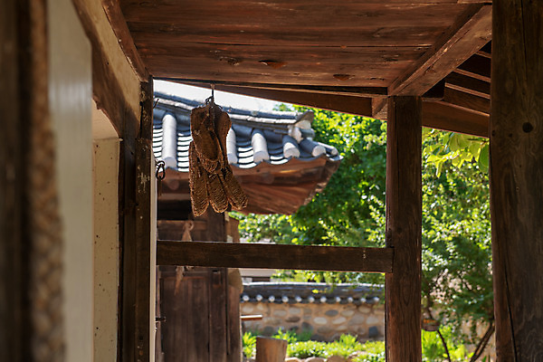 포토 JPG 주간 한국전통 여행 유적지 풍경 근접촬영 사람없음 야외 여름 관광지 세계문화유산 문화재 역사 한국사 짚신 제천 청풍문화재단지 제천10경 청풍도화리고가 국내포토 자연요소 전통 계절 뷰포인트 신발 고건축 한옥 전통소품 한국 충청북도 파일형식