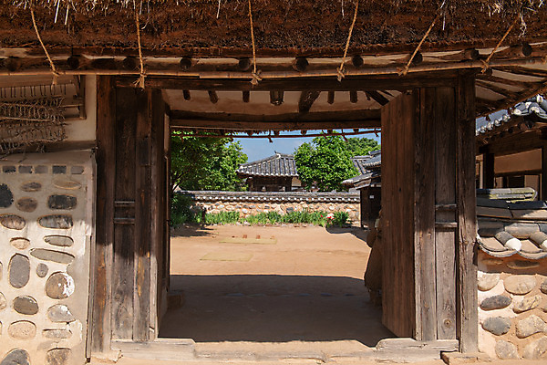 포토 JPG 주간 한국전통 여행 유적지 출입구 풍경 사람없음 야외 여름 관광지 문 세계문화유산 문화재 역사 한국사 제천 청풍문화재단지 제천10경 청풍도화리고가 국내포토 자연요소 전통 계절 고건축 한옥 한국 충청북도 파일형식
