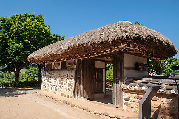 포토 JPG 주간 나무 한국전통 여행 유적지 출입구 풍경 사람없음 야외 여름 관광지 문 세계문화유산 문화재 역사 한국사 제천 청풍문화재단지 제천10경 청풍황석리고가 국내포토 자연요소 식물 전통 계절 고건축 한옥 한국 충청북도 파일형식