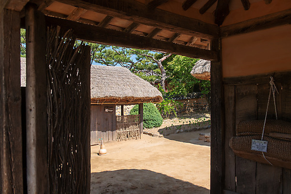 포토 JPG 주간 한국전통 여행 유적지 풍경 사람없음 야외 여름 관광지 문 세계문화유산 문화재 역사 한국사 제천 청풍문화재단지 제천10경 수산지곡리고가 국내포토 자연요소 전통 계절 고건축 한옥 한국 충청북도 파일형식