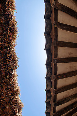 포토 JPG 주간 한국전통 로우앵글 여행 유적지 하늘 지붕 풍경 사람없음 야외 여름 관광지 세계문화유산 문화재 역사 한국사 제천 청풍문화재단지 제천10경 수산지곡리고가 국내포토 자연요소 전통 계절 뷰포인트 고건축 한옥 한국 충청북도 파일형식