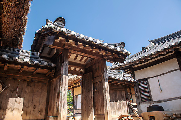 포토 JPG 주간 한국전통 로우앵글 여행 유적지 풍경 사람없음 야외 여름 관광지 세계문화유산 문화재 역사 한국사 제천 청풍문화재단지 제천10경 수산지곡리고가 국내포토 자연요소 전통 계절 뷰포인트 고건축 한옥 한국 충청북도 파일형식
