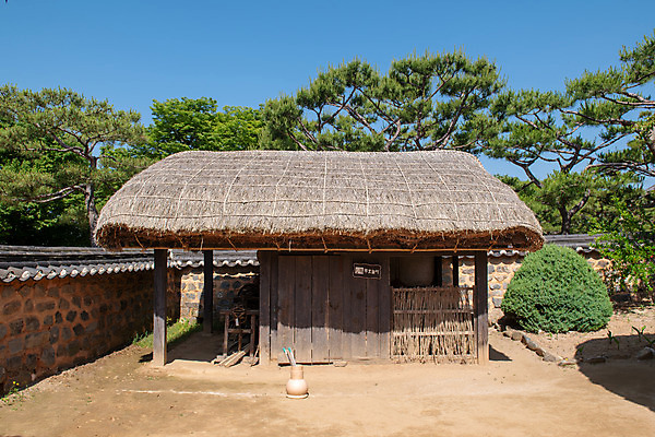 포토 JPG 주간 나무 한국전통 여행 유적지 풍경 사람없음 야외 여름 관광지 세계문화유산 문화재 역사 한국사 제천 청풍문화재단지 제천10경 수산지곡리고가 국내포토 자연요소 식물 전통 계절 고건축 한옥 한국 충청북도 파일형식