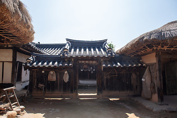 포토 JPG 주간 한국전통 여행 유적지 하늘 풍경 사람없음 야외 여름 관광지 세계문화유산 문화재 역사 한국사 제천 청풍문화재단지 제천10경 수산지곡리고가 국내포토 자연요소 전통 계절 고건축 한옥 한국 충청북도 파일형식