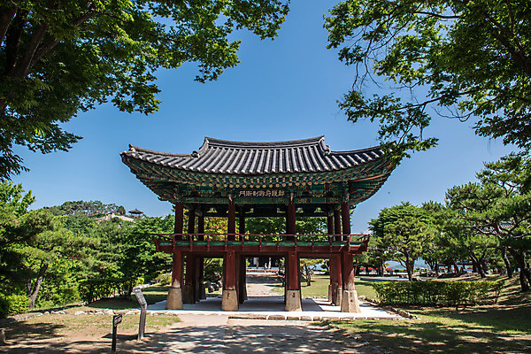 포토 JPG 주간 나무 한국전통 여행 유적지 하늘 풍경 사람없음 야외 여름 관광지 세계문화유산 문화재 역사 한국사 제천 청풍문화재단지 제천10경 팔작지붕 금남루 국내포토 자연요소 식물 전통 계절 고건축 한국건축 지붕 한국 정자_건축물 충청북도 파일형식