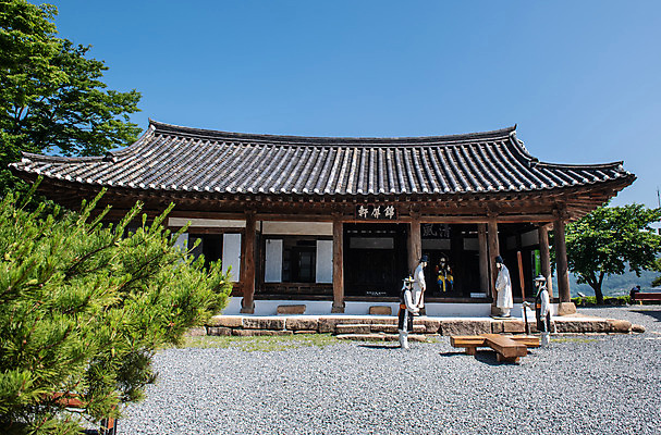 포토 JPG 주간 나무 구름 한국전통 여행 유적지 하늘 사람모양 풍경 사람없음 야외 여름 관광지 세계문화유산 문화재 역사 한국사 제천 청풍문화재단지 제천10경 팔작지붕 금병헌 국내포토 자연요소 모양 식물 전통 계절 고건축 한국건축 지붕 한국 충청북도 파일형식