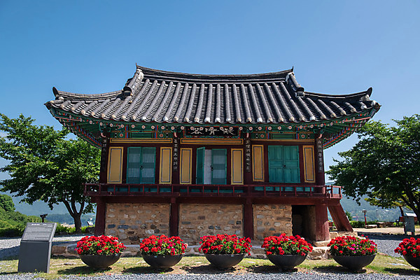 포토 JPG 주간 한국전통 꽃 여행 유적지 풍경 사람없음 야외 여름 관광지 세계문화유산 문화재 역사 한국사 정자 제천 청풍문화재단지 제천10경 응청각 국내포토 자연요소 식물 전통 건축물 계절 고건축 한국 정자_건축물 충청북도 파일형식