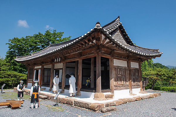 포토 JPG 주간 나무 한국전통 여행 유적지 하늘 사람모양 풍경 사람없음 야외 여름 관광지 세계문화유산 문화재 역사 한국사 제천 청풍문화재단지 제천10경 팔작지붕 금병헌 국내포토 자연요소 모양 식물 전통 계절 고건축 한국건축 지붕 한국 충청북도 파일형식