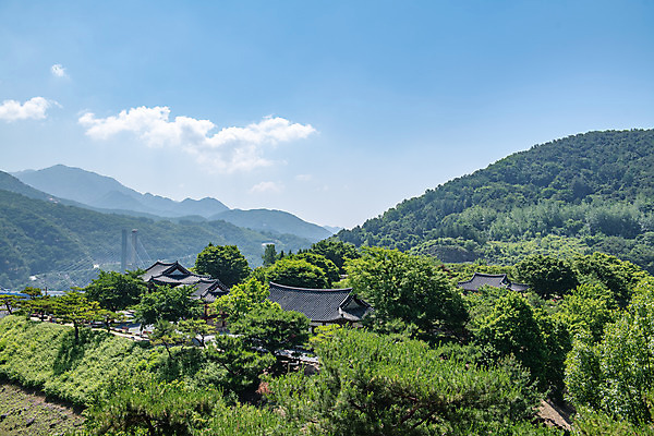 포토 JPG 주간 나무 구름 한국전통 여행 유적지 하늘 산 풍경 사람없음 야외 여름 관광지 세계문화유산 문화재 역사 한국사 제천 청풍문화재단지 제천10경 금남루 금병헌 응청각 한벽루 국내포토 자연요소 식물 전통 계절 고건축 한국 정자_건축물 충청북도 파일형식