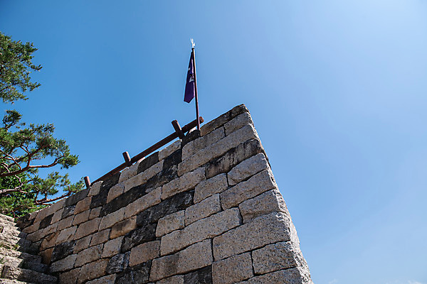 포토 JPG 주간 한국전통 로우앵글 여행 유적지 하늘 풍경 사람없음 야외 여름 관광지 세계문화유산 문화재 깃발 역사 한국사 제천 청풍문화재단지 제천10경 청풍망월산성 국내포토 자연요소 전통 계절 뷰포인트 고건축 한국 충청북도 산성 파일형식