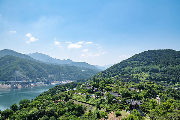 포토 JPG 주간 구름 한국전통 여행 유적지 하늘 풍경 사람없음 야외 여름 관광지 세계문화유산 문화재 역사 한국사 제천 충주호 청풍호 청풍문화재단지 제천10경 금남루 금병헌 응청각 한벽루 관수정 청풍대교 국내포토 자연요소 전통 계절 호수 고건축 한국 다리_건축물 정자_건축물 충청북도 충주 파일형식