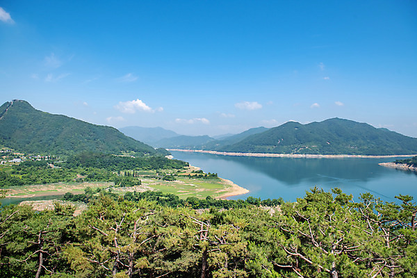 포토 JPG 주간 한국전통 여행 유적지 하늘 산 풍경 사람없음 야외 여름 관광지 세계문화유산 문화재 역사 한국사 제천 충주호 청풍호 청풍문화재단지 제천10경 국내포토 자연요소 전통 계절 호수 고건축 한국 충청북도 충주 파일형식
