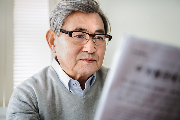 포토 JPG 응시 노년 남자 안경 모션 돋보기 실내 한명 앉기 상반신 앞모습 아웃포커스 한국인 신문 신문읽기 은퇴 읽기 시력 70대 독거노인 노인남자한명만 안경낌 졸혼 눈건강 국내포토 1 시선 잡화 뷰포인트 촬영기법 건강 사람 동양인 성인 내부 간행물 뉴스 합성어 남자한명만 노인남자만 파일형식