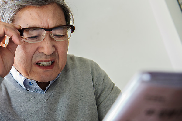 포토 JPG 응시 노년 남자 안경 모션 돋보기 실내 한명 앉기 상반신 앞모습 아웃포커스 한국인 신문 신문읽기 은퇴 읽기 시력 70대 독거노인 노인남자한명만 안경낌 졸혼 눈건강 국내포토 1 시선 잡화 뷰포인트 촬영기법 건강 사람 동양인 성인 내부 간행물 뉴스 합성어 남자한명만 노인남자만 파일형식