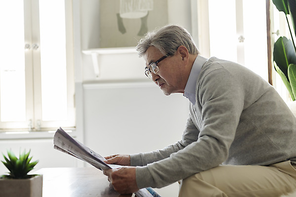 포토 JPG 노년 남자 안경 모션 돋보기 실내 한명 앉기 상반신 옆모습 한국인 신문 신문읽기 은퇴 시력 70대 독거노인 노인남자한명만 안경낌 졸혼 눈건강 국내포토 1 잡화 뷰포인트 건강 사람 동양인 성인 내부 간행물 뉴스 읽기 합성어 남자한명만 노인남자만 파일형식